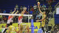 Surabaya Bhayangkara Samator terancam gagal melangkah ke babak final usai menelan kekalahan dari Jakarta Pertamina Energi  pada final four kedua di C'Tra Arena, Bandung, Jumat (14/4/2017). (Bola.com/Erwin Snaz) 