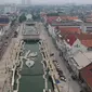 Foto aerial proyek revitalisasi kawasan Kali Besar, Kota Tua, Jakarta Barat, Kamis (3/5). Proyek revitalisasi Kali Besar ini terinspirasi dari penataan Sungai Cheonggyecheon di Korea Selatan. (Liputan6.com/Arya Manggala)