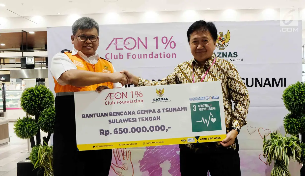 Deputy General Manager PT AEON Indonesia Eddy Effendy Irawan (kanan) secara simbolis menyerahkan donasi senilai 5 juta yen (sekitar Rp.650 juta) kepada Dirut BAZNAS Arifin Purwakananta (kiri) di Jakarta, Jumat (12/10). (Liputan6.com/HO/Arif)