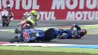 Pebalap Movistar Yamaha, Maverick Vinales, terjatuh pada balapan MotoGP Belanda, di Sirkuit Assen, Minggu (25/6/2017). (MotoGP)