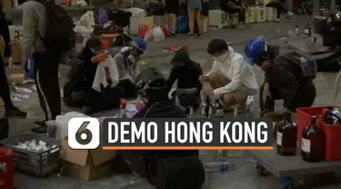 Ratusan demonstran Hong Kong terus bertahan di Universitas Politeknik hari Minggu (18/11). Setelah bentrok dengan polisi, sebagian demonstran kembali siapkan bom molotov.