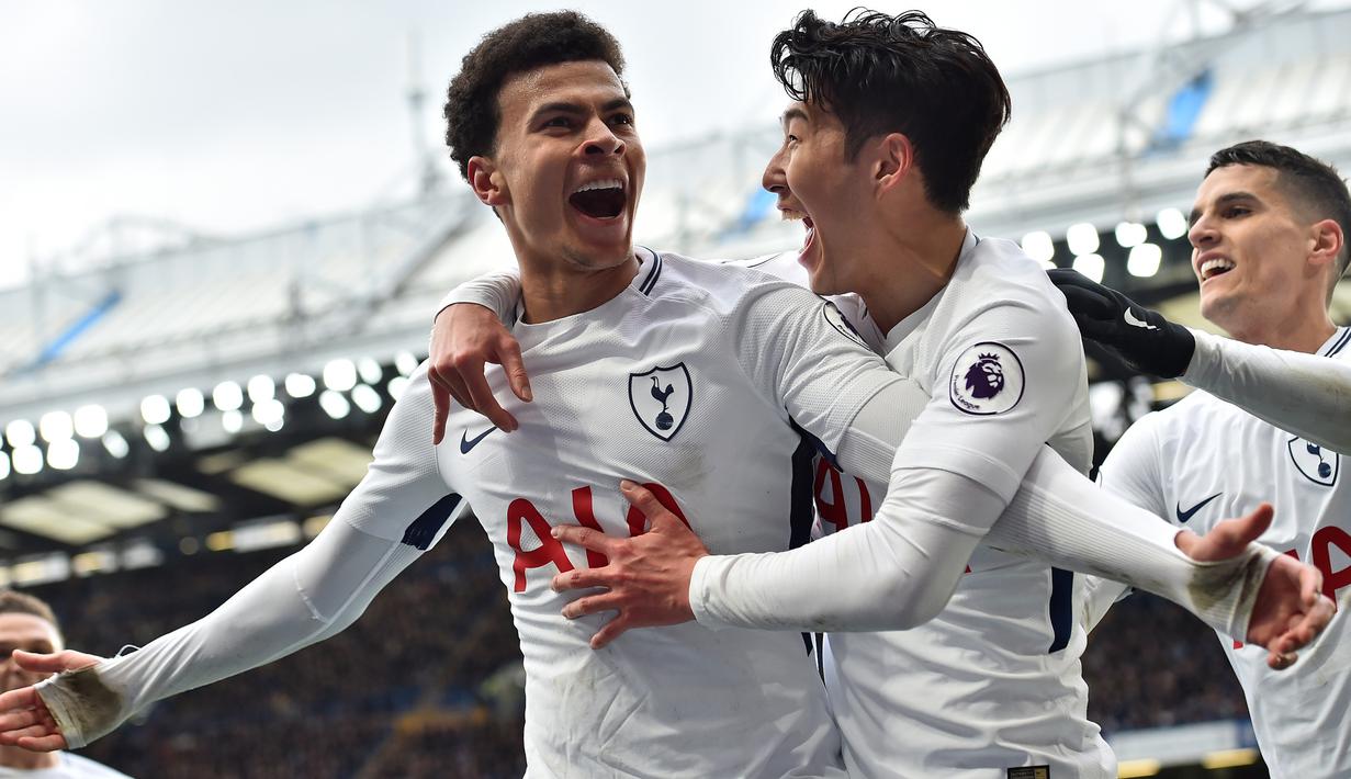 Gelandang Tottenham, Dele Alli, merayakan gol yang dicetaknya ke gawang Chelsea pada laga Premier League di Stadion Stamford Bridge, London, Minggu (1/4/2018). Chelsea kalah 1-3 dari Tottenham. (AFP/Glyn Kirk)