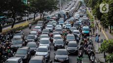 Kendaraan terjebak kemacetan di kawasan Senen, Jakarta, Rabu (29/3/2023). (Liputan6.com/Johan Tallo)