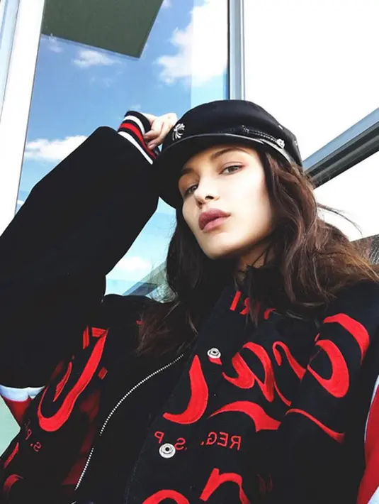 Menjaga pola makan, Bella bukan ingin terlihat kurus. Melainkan hanya ingin bokongnya kembali. Tersiar kabar bahwa Bella ingin membuat bokongnya terlihat lebih besar. (Instagram/bellahadid)