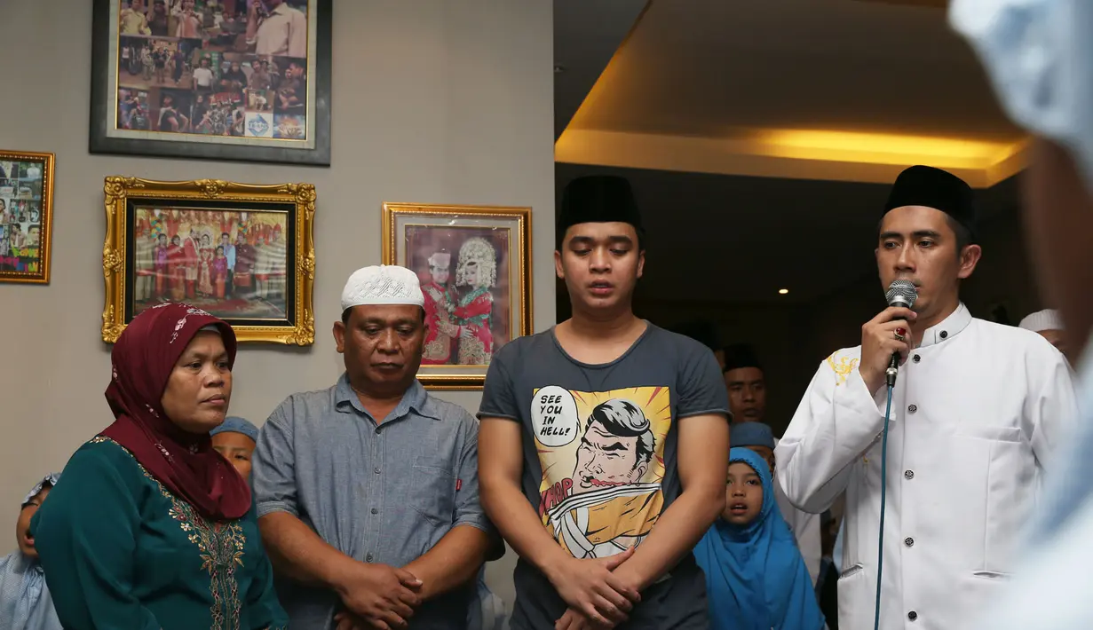 Suasana duka tampak jelas saat tahlilan untuk Olga Syahputra digelar. Lihat saja wajah Billy Syahputra, adik Olga, yang mulai sesenggukan (Foto: Muhammad Akrom Sukarya)