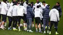 Catatan kandang PSG juga tergolong impresif dengan torehan lima kemenangan dari enam laga kompetitif terakhir di Parc des Princes. Satu-satunya noda adalah kekalahan dari Paris FC di ajang Coupe de France. Tampak dalam foto, para pemain Paris Saint-Germain saling menyapa selama sesi latihan di Campus Paris Saint-Germain di Poissy, di pinggiran barat Paris pada Selasa 27 Januari 2026. (Franck FIFE/AFP)