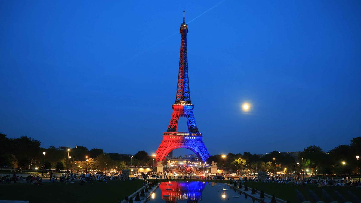 Jelang Final Liga Champions 2025/2026, Menara Eiffel Bermandi Cahaya Merah Biru