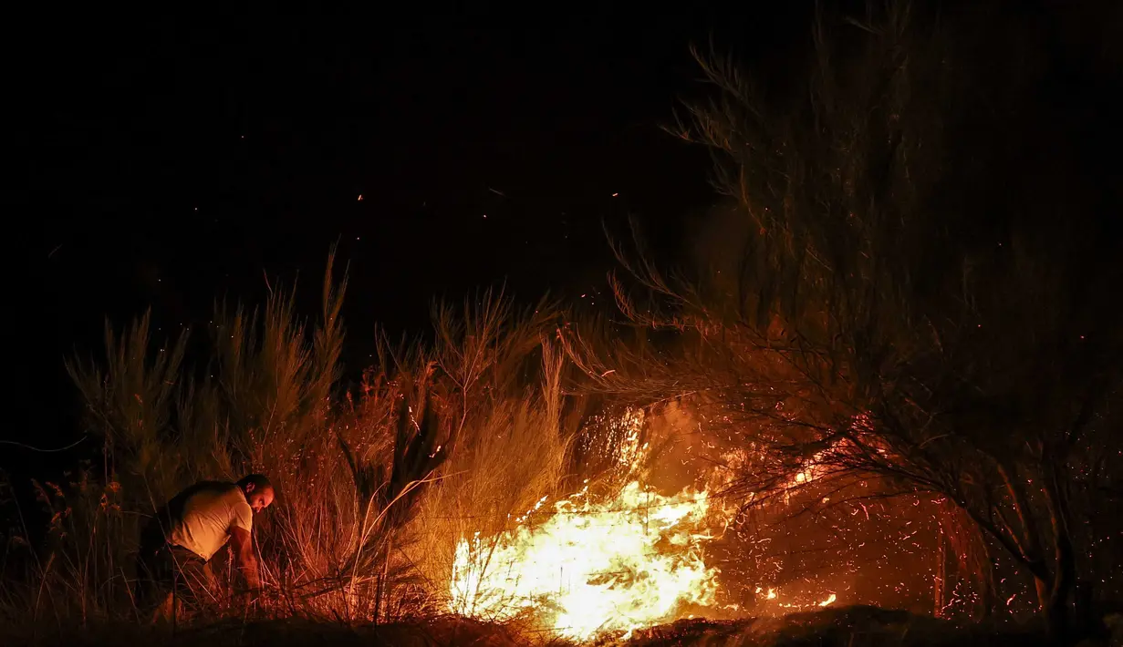 Badan penanggulangan bencana setempat bergabung dalam operasi besar-besaran untuk memadamkan kebakaran hutan yang melanda Portugal. (PATRICIA DE MELO MOREIRA/AFP)