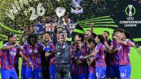 Para pemain Crystal Palace merayakan sukses juara Conference League hari Kamis (28/05/2026) dini hari WIB. (Tobias SCHWARZ / AFP)