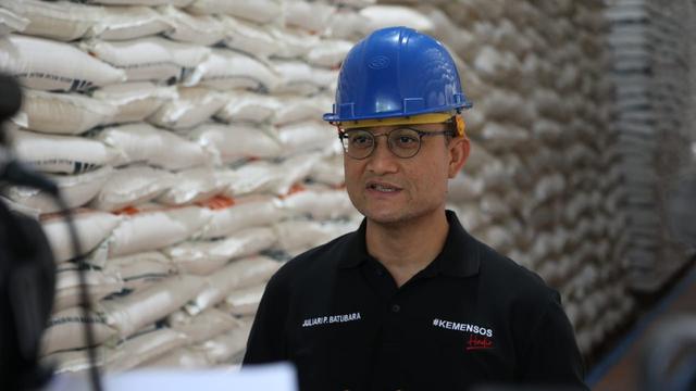 Serius Tangani Bansos Beras, Mensos Cek Kesiapan Stok Beras di Gudang Bulog Cimindi