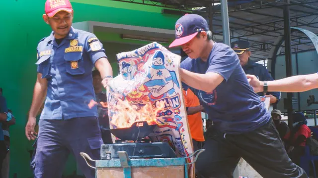 Cegah Kebakaran di Pemukiman Padat Penduduk, BRINS Bagikan Warga Karpet Antiapi.