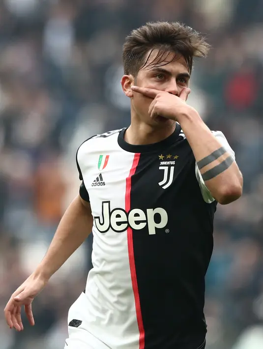 Pemain Juventus Paulo Dybala melakukan selebrasi usai mencetak gol ke gawang Brescia pada pertandingan Serie A di Turin, Italia, 16 Februari 2020. Sebelumnya, Dybala menyangkal dirinya telah terjangkit virus corona COVID-19. (Isabella BONOTTO/AFP)