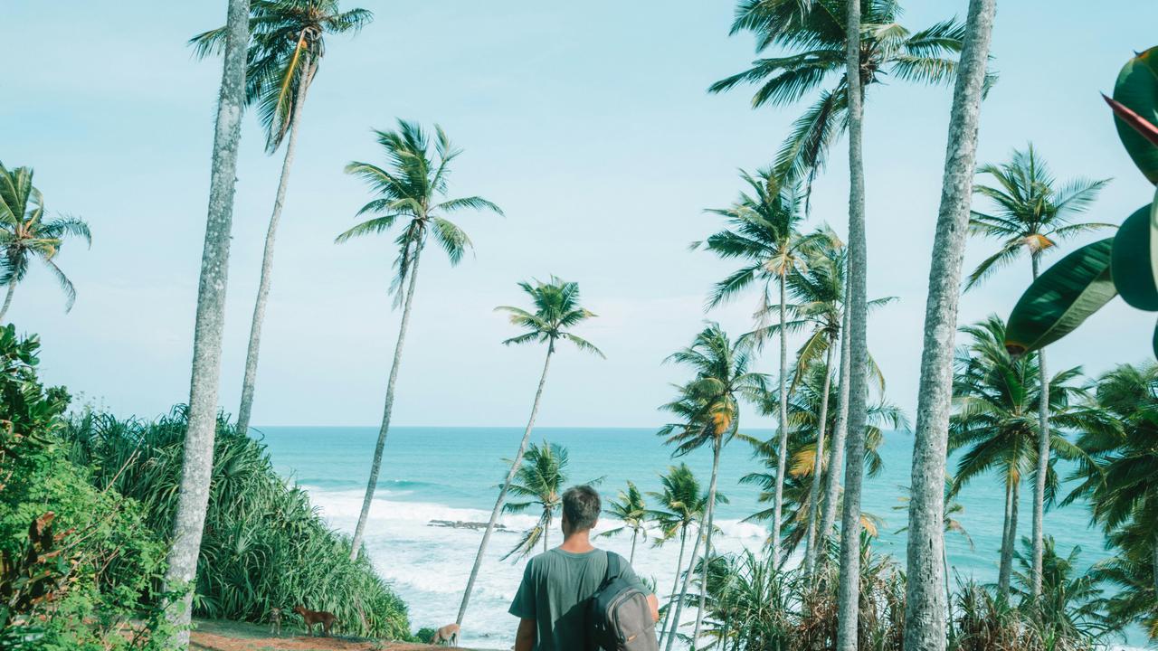 Ilustrasi memakai baju hijau di pantai