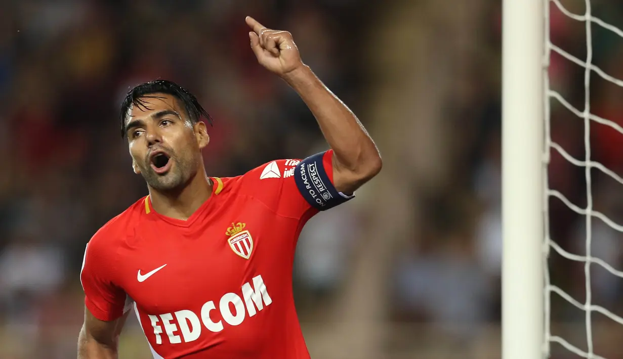 6. Radamel Falcao (AS Monaco) - Gagal di Liga Inggris, bomber asal Kolombia ini kembali ke Monaco dan langsung meraih sukses. Musim lalu sang kapten berhasil membawa klubnya juara Ligue 1 dengan memberikan sumbangsih 21 gol. (AFP/Valery Hache)