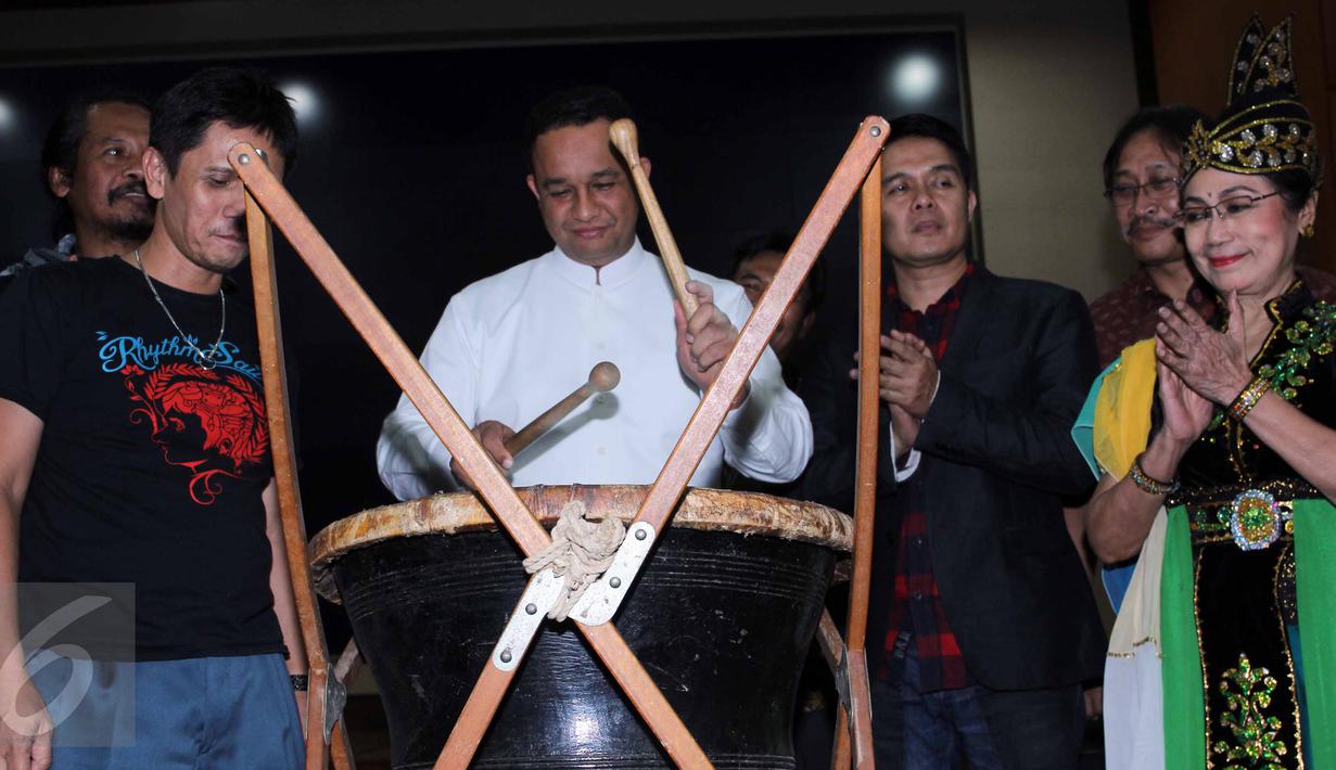 Mendikbud Anies Baswedan memukul bedug saat launching kegiatan Belajar Bersama Maestro (BBM), Jakarta, Jumat (12/6/2015).  Program ini dalam rangka pelestarian dan revitalisasi kebudayaan yang melibatkan 10 maestro Indonesia. (Lipuran6.com/Helmi Afandi)