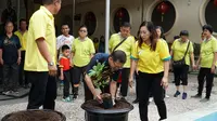 Penanaman pohon dan tanaman apotek hidup oleh Majelis Tridharma Indonesia bersama Vihara Suci Mulia. Foto : (Istimewa).