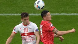 Akurasi umpan yang mencapai 88 % dan memenangi duel udara sebanyak 71 % membuat Granit Xhaka pantas menjadi Man of The Match saat Swiss mengalahkan Albania 1-0 di Grup A Piala Eropa 2016, (11/6/2016). (AFP/Denis Charlet)