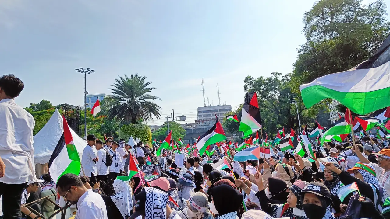 Ratusan warga menggelar aksi damai bela Palestina di depan kantor Kedubes Amerika Serikat, Minggu (17/12/2023)