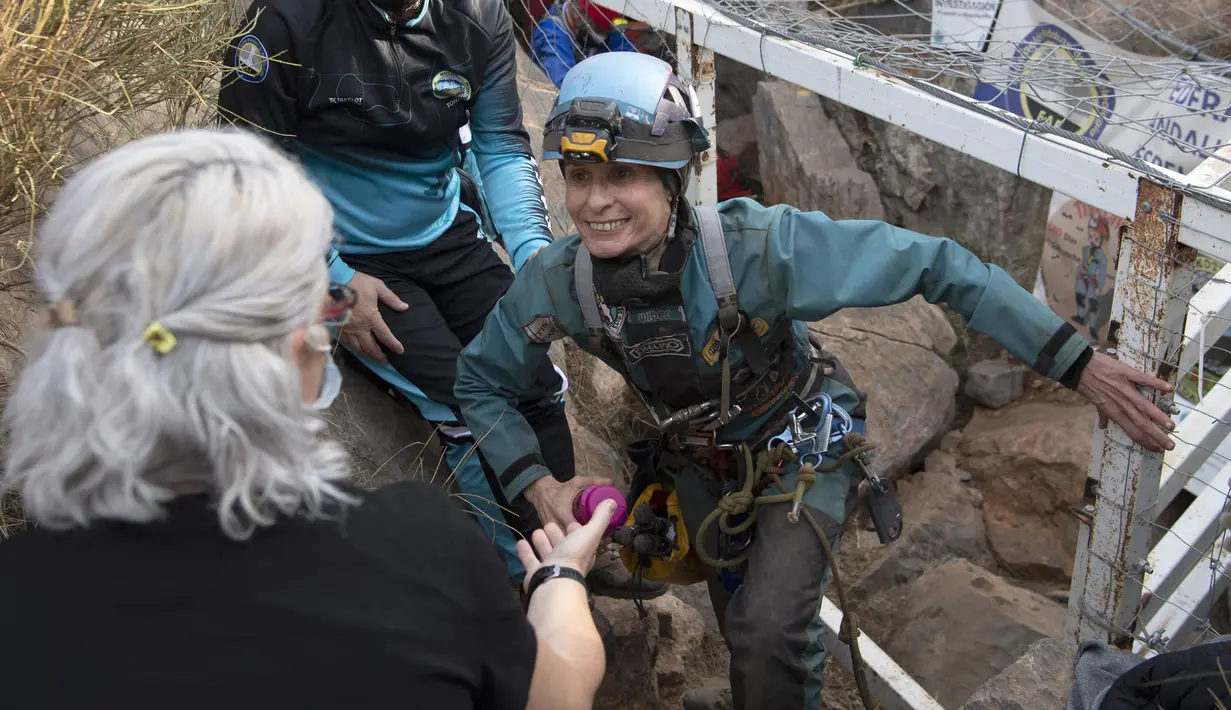 Pendaki gunung Spanyol, Beatriz Flamini meninggalkan gua setelah menghabiskan 500 hari di dalamnya, di Los Gauchos, dekat Motril, Jumat (14/4/2023). (JORGE GUERRERO / AFP)