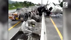 Sebuah video mengerikan tersebar di media sosial. Seorang sopir terlempar dari dalam truk karena tertidur saat menyetir.