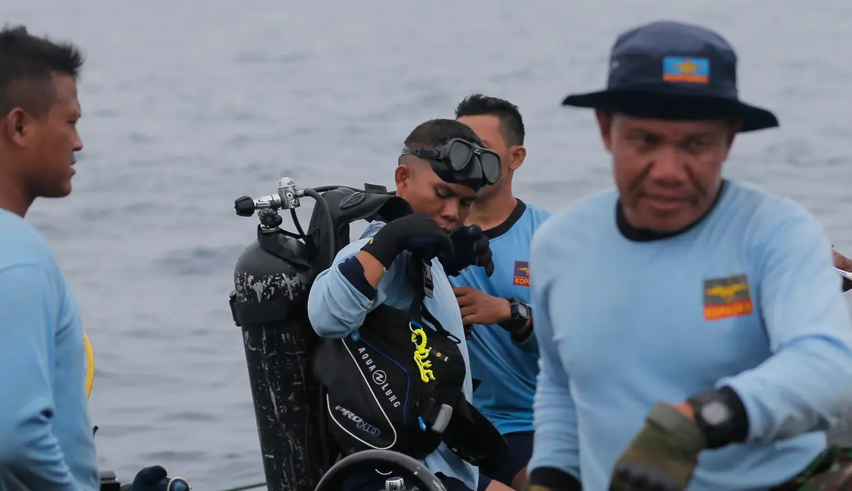 Penyelam Komando Pasukan Katak TNI AL bersiap mencari korban pesawat Lion Air JT 610 yang jatuh di perairan Tanjung Karawang, Jawa Barat, Selasa (30/10). Lion Air JT 610 hilang kontak usai lepas landas dari Bandara Soetta. (AP Photo/Tatan Syuflana)