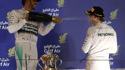 Lewis Hamilton dan Nico Rosberg selalu berpesta dalam empat seri awal ini. (photo by AFP/MARWAN NAAMANI)