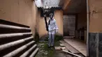 Seorang petugas kesehatan melakukan pengasapan terhadap nyamuk Aedes Aegypti, vektor virus dengue, Zika, dan Chikungunya di Contagem, wilayah metropolitan Belo Horizonte, negara bagian Minas Gerais, Brasil, pada tanggal 2 Februari 2024. (DOUGLAS MAGNO/AFP)