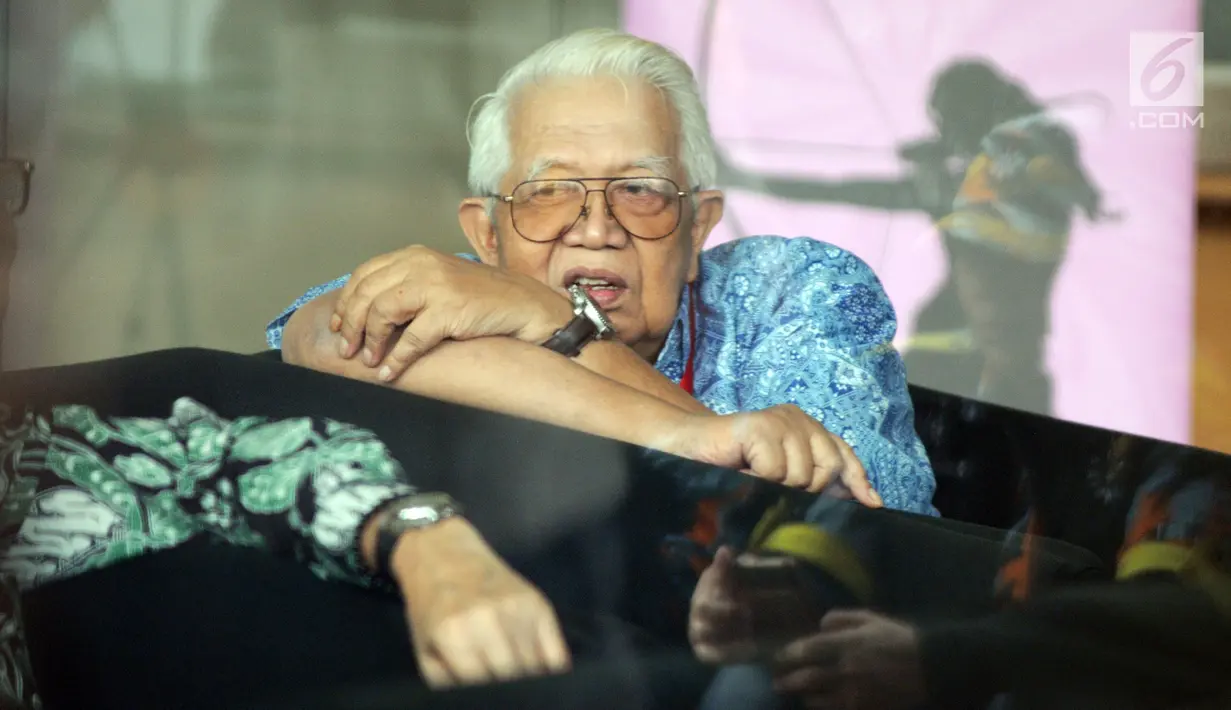 Mantan Menteri Keuangan, Bambang Subianto berada di ruang tunggu KPK untuk menjalani pemeriksaan di Jakarta, Selasa (9/7/2019). Bambang Subianto diperiksa sebagai saksi terkait kasus dugaan korupsi Bantuan Likuiditas Bank Indonesia atau BLBI untuk tersangka Itjih Nursalim. (merdeka.com/Dwi Narwoko)