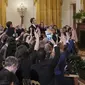 Presiden AS, Donald Trump mengarahkan telunjuknya ke jurnalis CNN, Jim Acosta dalam konferensi pers sesaat setelah pemilu sela di Gedung Putih, Rabu (7/11). Trump memerintahkan wartawan itu untuk meletakkan mikrofonnya dan duduk diam. (MANDEL NGAN/AFP)