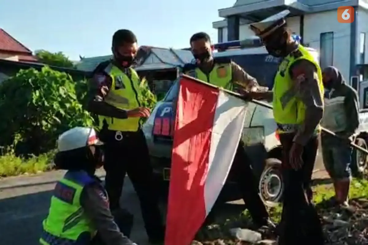 Aksi keren Polantas Pinrang Rayakan HUT ke-75 RI (Fauza/Liputan6.com)