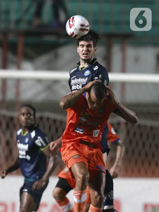 Bek Persib Bandung Nick Kuipers (atas) duel udara dengan pemain Persiraja Banda Aceh Gabriel do Carmo pada laga Piala Menpora 2021 di Stadion Maguwoharjo, Jumat, (2/4/2021). Persib menang 2-1. (Bola.com/M Iqbal Ichsan)