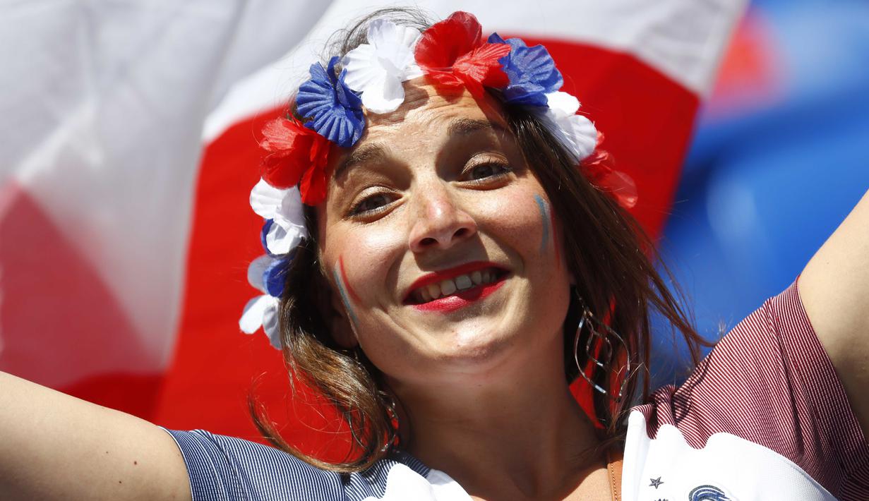 Fans asal Prancis ini sangat antusias menanti laga Prancis melawan Rep. Irlandia pada babak 16 besar Piala Eropa 2016 di Stade de Lyon, Lyon, Prancis,(26/6/2016). (REUTERS/Kai Pfaffenbach)