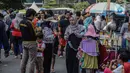 Pedagang kaki lima (PKL) berjualan di kawasan Jalan Sumenep, Jakarta, Minggu (17/11/2019). Setelah adanya larangan berjualan saat car free day (CFD) di kawasan Bundaran Hotel Indonesia, para PKL kini menjajakan dagangannya di Jalan Sumenep dan Jalan Pamekasan. (Liputan6.com/Faizal Fanani)