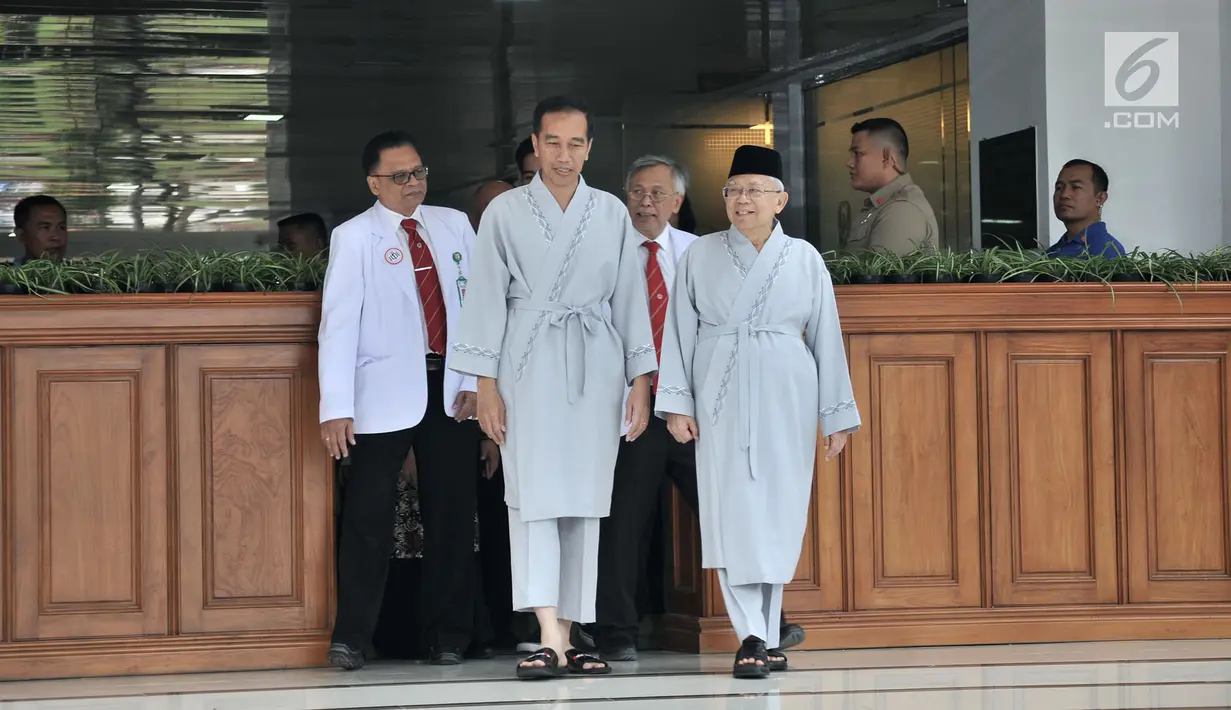 Bakal calon presiden dan wakil presiden Joko Widodo atau Jokowi (kiri) dan KH Ma'ruf Amin (kanan) sebelum tes kesehatan di RSPAD Gatot Subroto, Jakarta, Minggu (12/8). Jokowi mengaku sudah berpuasa dari semalam. (Merdeka.com/Iqbal Nugroho)