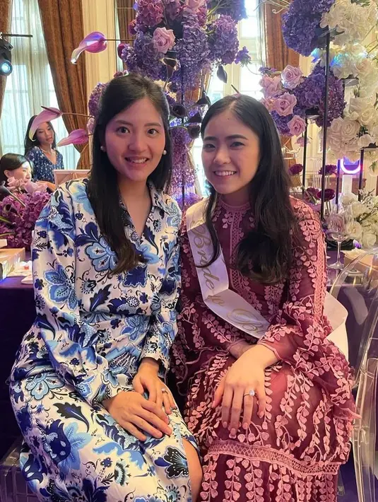Di acara bridal shower ini, Jessica Tanoesoedibjo tampil mengenakan brocade midi dress lengan panjang yang feminin. Jessica membiarkan rambut panjangnya digerai dan menambahkan aksesori berupa flowers headpiece berwarna putih yang manis. Foto: Instagram.