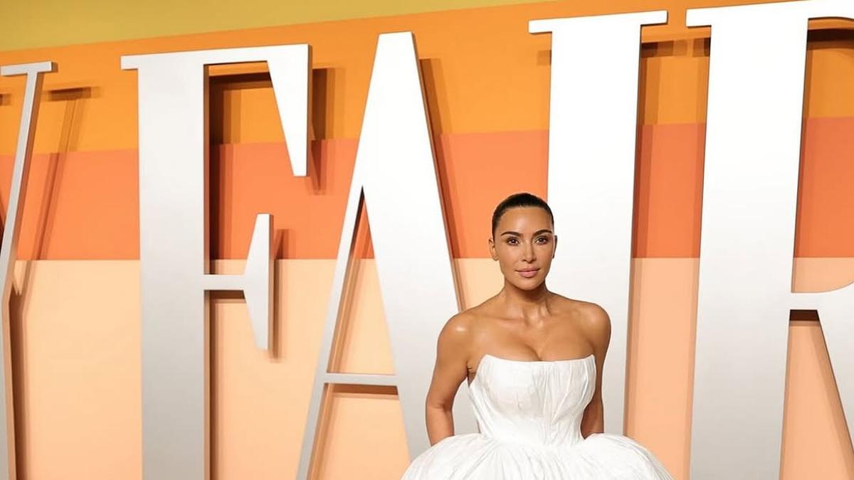 Bukan Gaun Ketat, Kim Kardashian Tampil Curi Atensi dengan Gaun Pengantin di Oscar 2025