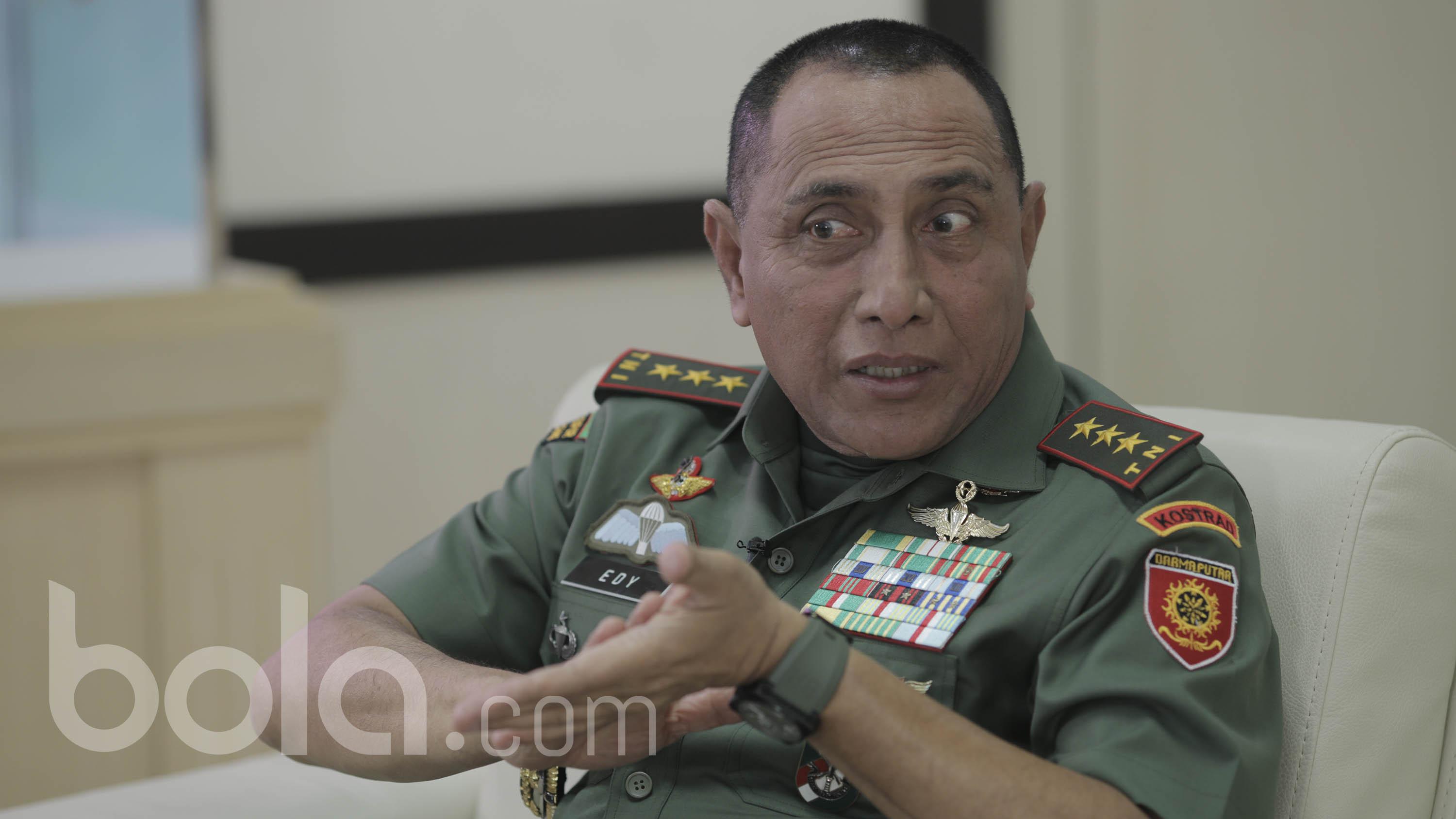 Ketua umum PSSI, Edy Rahmayadi, saat di wawancara oleh tim Bola.com dalam rangka hari ulang tahun PSSI di markas Pangkostrad, Jakarta, (20/04/2017). (Bola.com/Peksi Cahyo)