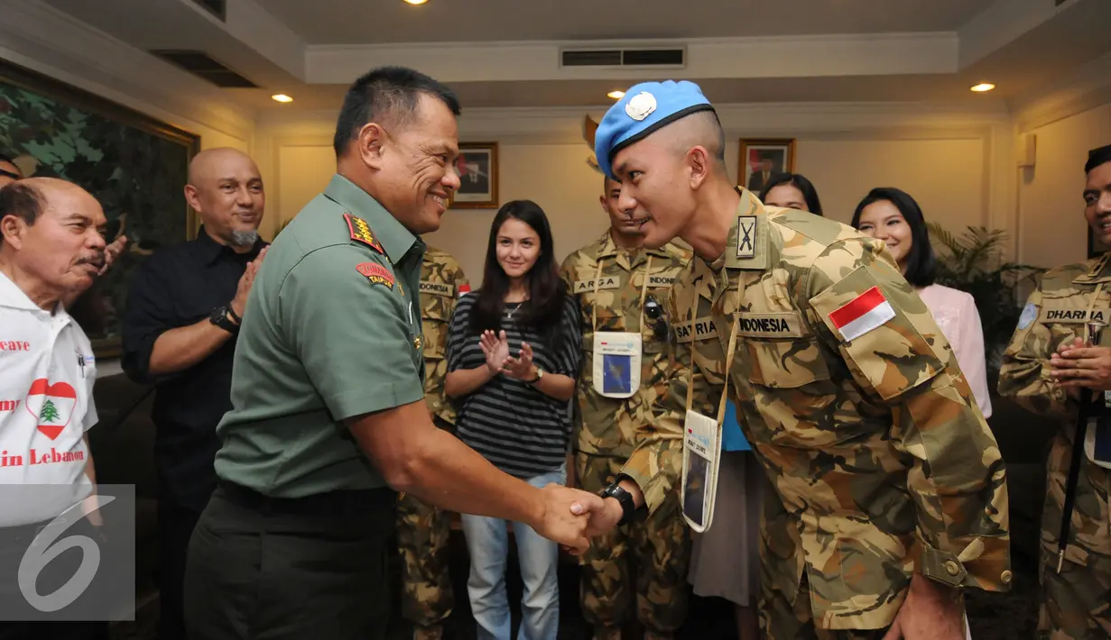 Pemeran film “Garuda 23” Rio Dewanto (kanan) bersalaman dengan Panglima TNI Jenderal Gatot Nurmantyo usai pemasangan baret di Bandara Halim Perdanakusuma, Jakarta, Jumat (29/7). Rio berperan sebagai Kapten Satria. (Liputan6.com/Helmi Fithriasyah)