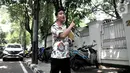 Putra Presiden Jokowi, Gibran Rakabuming Raka tiba untuk pertemuan tertutup di kediaman Ketum PDIP Megawati Soekarnoputri, Jalan Teuku Umar, Jakarta, Kamis (24/10/2019). Gibran hanya melambaikan tangan ke media, dan belum memberikan keterangan perihal kedatangannya. (merdeka.com/Iqbal Nugroho)