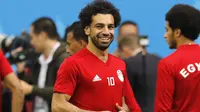 Wajah penuh tawa pemain Mesir, Mohamed Salah saat menjalani latihan bersama tim di St. Petersburg stadium, St. Petersburg, Rusia, (18/6/2018). Mesir akan melawan Rusia pada laga kedua Piala Dunia 2018.  (AP/Efrem Lukatsky)