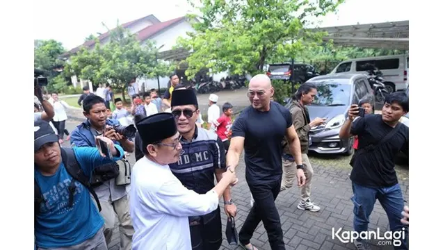 7 Potret Deddy Corbuzier Saat Menjalankan Salat Jumat Pertamanya