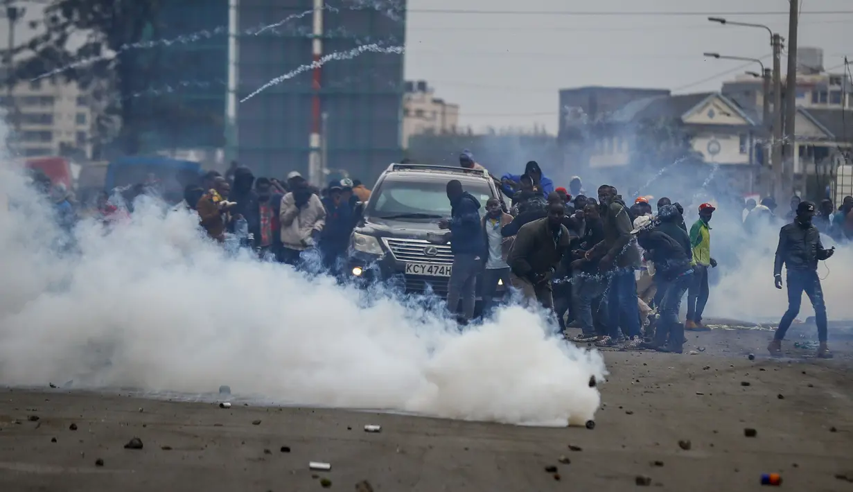 Beberapa bisnis menutup pintu mereka. (AP Photo/Brian Inganga)