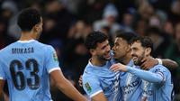 Pemain Manchester City merayakan gol ke gawang Brentford dalam laga perempat final Carabao Cup 2025/2026 di Etihad Stadium, Kamis (18/12/2025) dini hari WIB. Man City lolos ke semifinal setelah menang 2-0 dalam laga tersebut. (Darren Staples / AFP)