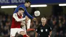 Aksi bek Arsenal, Calum Chambers (kiri) berebut bola dengan pemain Chelsea, Alvaro Morata pada laga leg pertama semifinal Piala Liga Inggris di Stamford Bridge, London, (10/01/2018). Chelsea bermain imbang 0-0 lawan Arsenal. (AFP/Adrian Dennis)