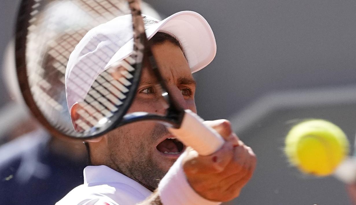 Pada 48 jam terakhir, fisik Djokovic telah terkuras tenaganya. Ia telah bermain dengan dua juara hebat Rafael Nadal dan Stefanos Tsitsipas. Tetapi kemampuannya tak dapat diragukan lagi. Ia berhasil mengakhiri set terakhirnya dengan kemenangan 6-4 atas Tsitsipas. (Foto: AP/Michel Euler)