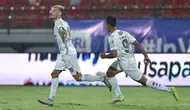 Tyronne del Pino mencetak dua gol ketika Persib Bandung bermain imbang 2-2 kontra Dewa United. (Bola.com/Dok.Persib Bandung).