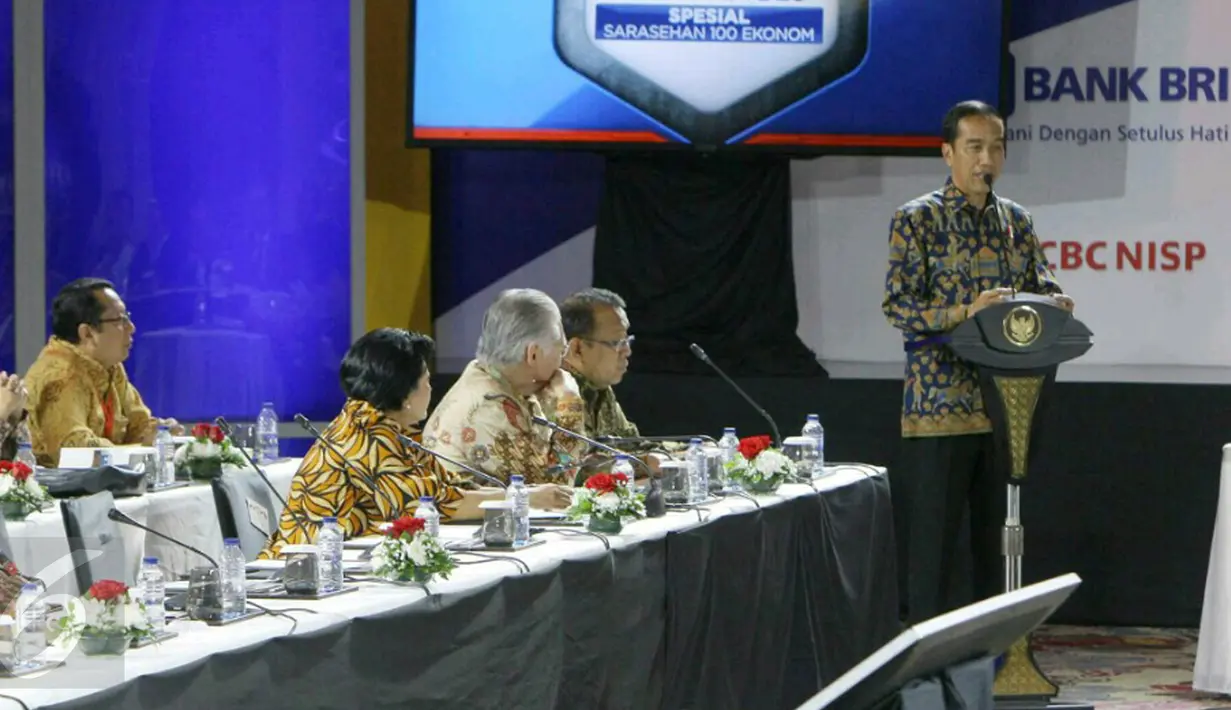 Presiden Jokowi menyampaikan paparan dalam pembukaan acara Sarasehan 100 Ekonom Indonesia di Jakarta, Selasa (6/12). Kegiatan yang membahas berbagai isu disektor ekonomi ini dihadiri oleh sejumlah menteri Kabinet Kerja. (Liputan6.com/Angga Yuniar)