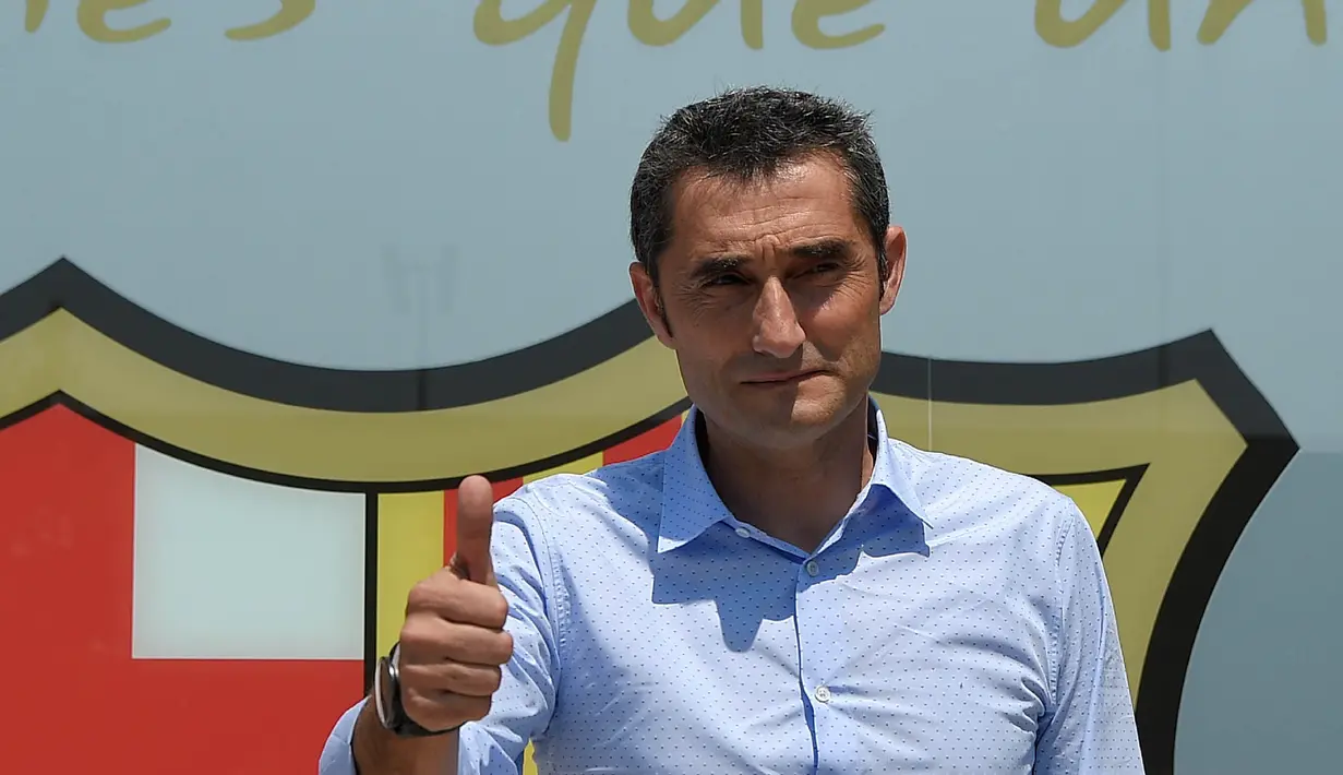 Pelatih baru Barcelona, Ernesto Valverde, diperkenalkan di Stadion Camp Nou, Barcelona, Rabu (31/5/2017). Mantan pelatih Athletic Bilbao ini didaulat menggantikan posisi Luis Enrique. (AFP/Lluis Gene)