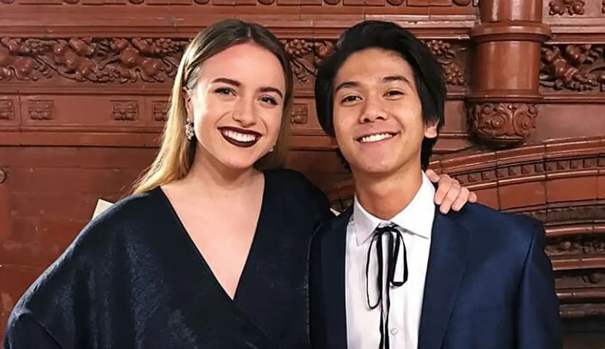 Baru-baru ini, Iqbaal merayakan festival musim dingin yang konsepnya keren banget. Ia dan teman-temannya terlihat berdandan dengan tema Yule Ball saat menghadiri pesta makan malam. (Foto: instagram.com/coffee.baale)