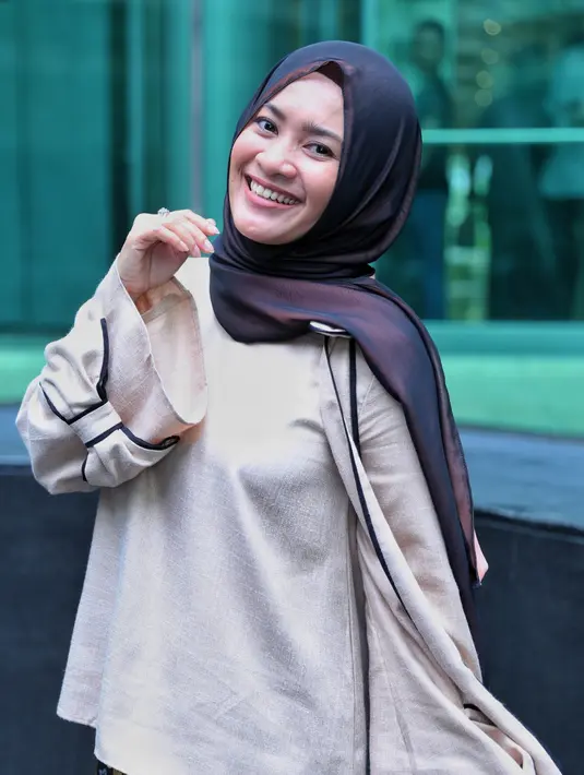 "Setelah haji, setelah pulang haji waktu itu sempat aku buka sebelum 40 hari. Itu juga jadi teguran banyak orang, termasuk orangtua saya. Sebelum 40 hari, saya akui saya pernah buka hijab karena pekerjaan," ujarnya. (Adrian Putra/Bintang.com)